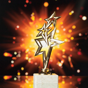 金色星星奖杯在闪亮的背景下照片