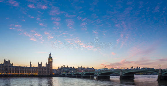 大本和威斯敏斯特大桥和议会在黄昏，伦敦，英国
