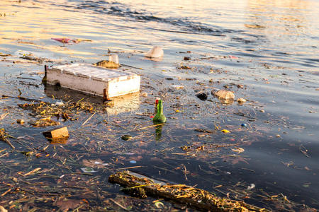 在白色背景上的海报, 上面有一个关于海洋污染主题的概念插图, 里面有