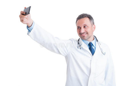 英俊的医生或医生用智能手机自拍