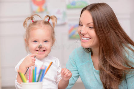 女孩 家庭 女儿 童年 绘画 在室内 粘合 享受 快乐 活动