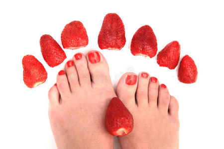 女人的脚和草莓
