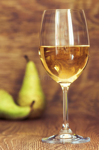 一杯白葡萄酒仍然与梨生活
