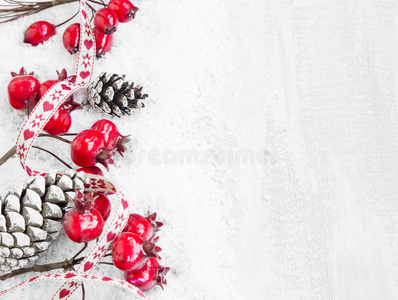 圣诞装饰与红色浆果和松果