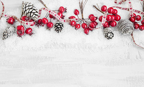 圣诞装饰丝带框架与红色浆果和松果
