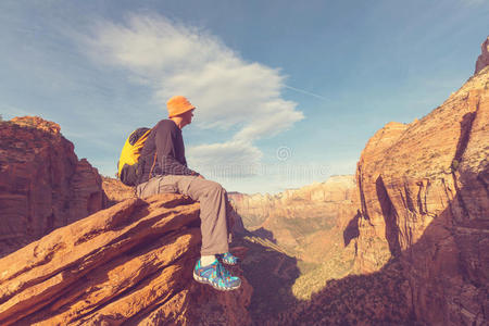 峡谷 悬崖 岩石 徒步旅行者 砂岩 国家的 风景 男人 落下