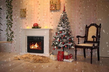 客厅里有壁炉和圣诞树和礼物