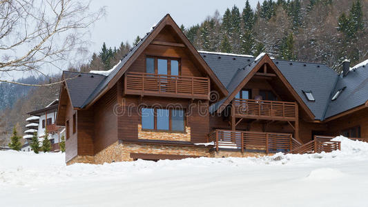 美丽的木制小屋覆盖着雪，滑雪胜地多诺瓦利