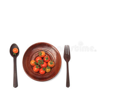 盘子里的新鲜樱桃西红柿。 在白色背景上隔离
