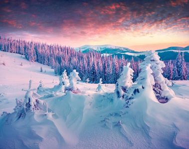 在山上五彩缤纷五彩缤纷的冬日日出在山上.照片