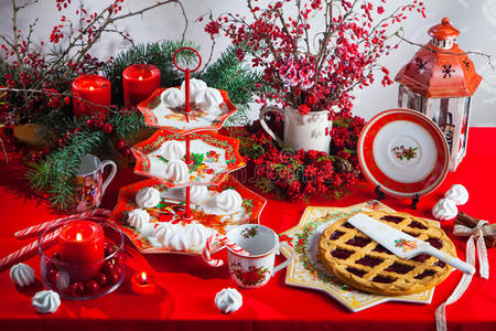 圣诞菜肴，餐具和装饰红色和白色