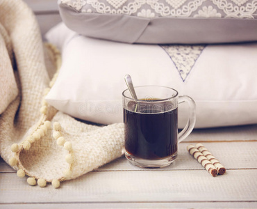 舒适的宁静生活与咖啡，枕头和格子