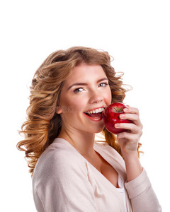 卷发女孩拿着一个红苹果，微笑着。