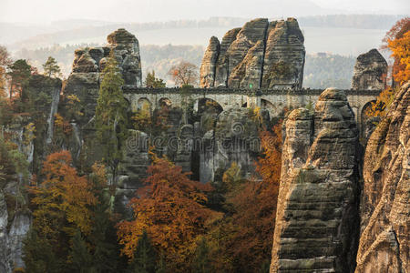 巴斯蒂桥在萨克森瑞士秋季，德国