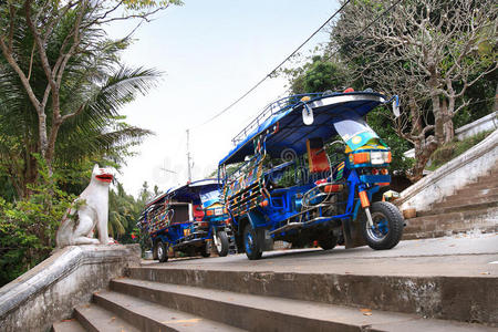 汽车人力车图克图克在卢昂普拉邦老挝