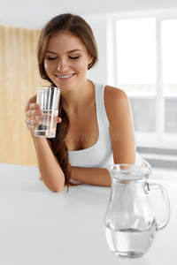 美容，饮食观念。 快乐微笑的女人喝水。 健康