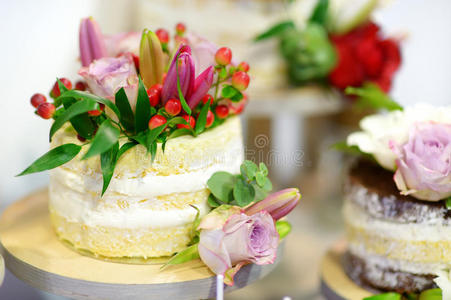 鲜花装饰的白色结婚蛋糕