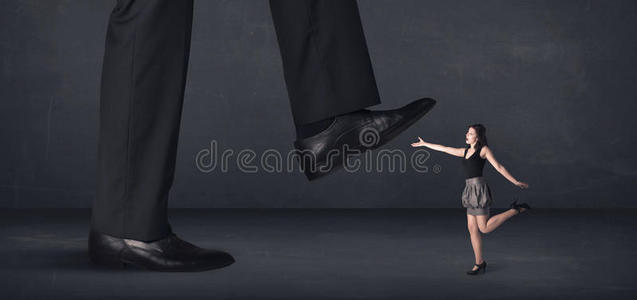 巨人踩着一个小商人的概念大的脚踩的商人巨人踩着一个小商人的概念大