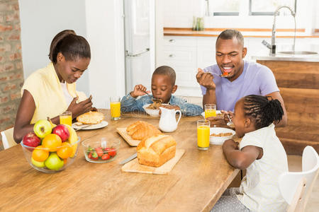 随意快乐的家庭吃早餐