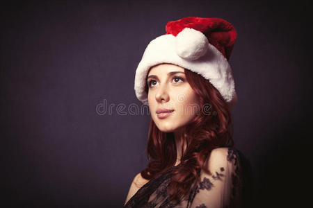 戴圣诞老人帽的女人