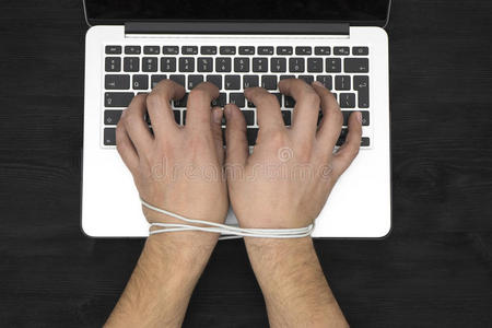 沉迷于电脑的人的手，网络奴隶