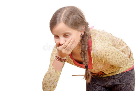 一个小女孩胃痛在厕所里昏倒生病的年轻女子,想呕吐,呕吐的特写肖像