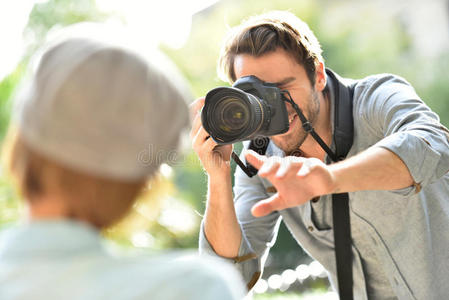摄影师 服装 职业 照片 竞赛 夫妇 公园 白种人 帽子