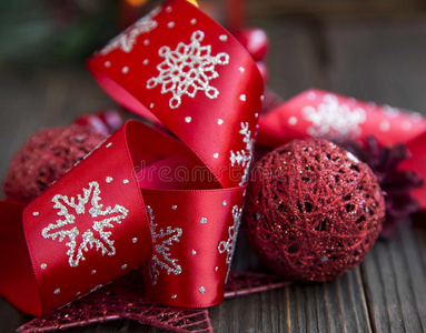 节日红丝带和圣诞球