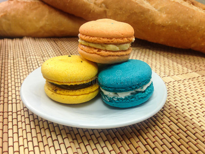 龙盘卡白色盘子上的马卡龙面包.照片