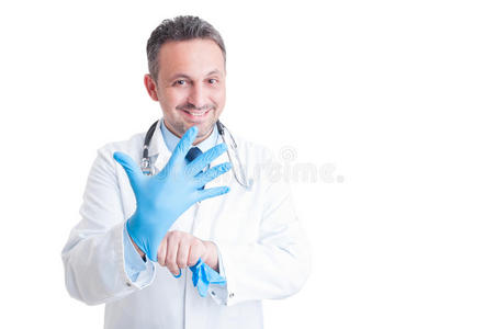 友好的微笑医生或医生拉蓝色乳胶手套