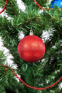 圣诞树装饰彩色球