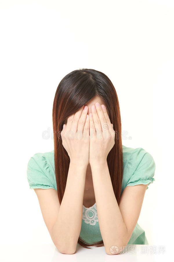 女人用手捂住脸