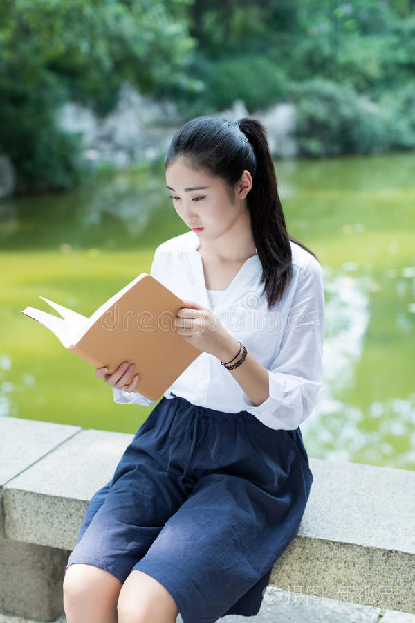 在公园读书的女孩