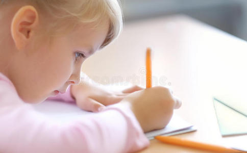 可爱的五岁金发女孩坐在教室里