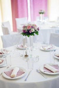 奢侈 午餐 花束 结婚 吃饭 盘子 餐厅 粉红色 聚会 餐具