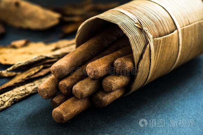 古巴雪茄在传统的棕榈叶盒