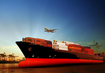 集装箱船在进口，出口港口与美丽的早晨L