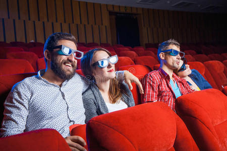 男人 爆米花 情感 玻璃杯 观众 成人 电影 电影院 座位
