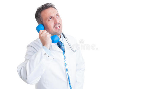 关心医生或医生在电话里说话