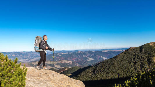 在喀尔巴阡山的山峰上独自一人