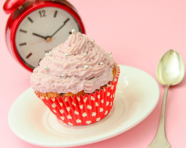 奶油蛋糕，粉红色背景的纸杯蛋糕