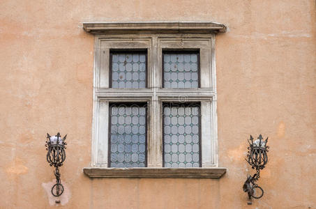 意大利首都罗马奥斯维夏尼耶街道的老式复古建筑窗户和金属灯笼