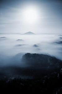 满月之夜。 波西米亚萨克森瑞士山的仙女雾夜。 像岛屿一样的小山从浓雾中增加。