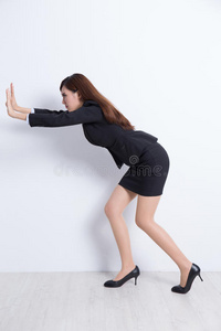 小孩推东西图片