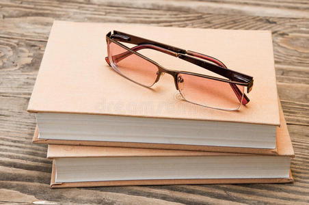 两本书和两副眼镜