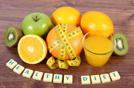 新鲜水果，果汁和卷尺，健康的生活方式和营养