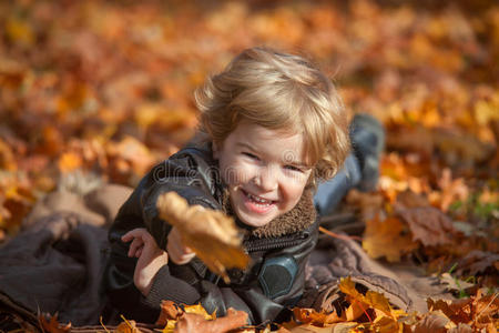 儿童 可爱的 说谎 幸福 落下 童年 快乐 秋天 照相机