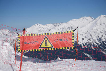雪中的雪崩危险标志，冬天的山脉