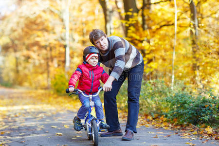 爸爸 小孩 童年 家庭 活动 男孩 秋天 帮助 享受 父亲