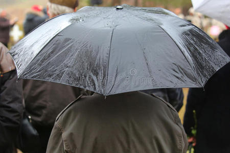 气象学 站立 坏的 保护 飞溅 天气 等待 暴风雨 倾盆大雨